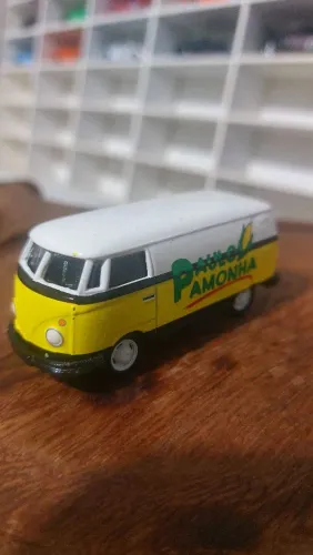 Volkswagen Kombi Paulo Pamonha, fabricada pela Greenlight na escala 1:64.