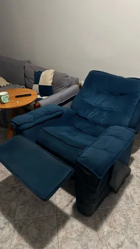 Poltrona azul reclinável