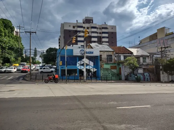 Terreno com Casa em Avenida de Grande Fluxo bairro Rio Branco / Porto Alegre