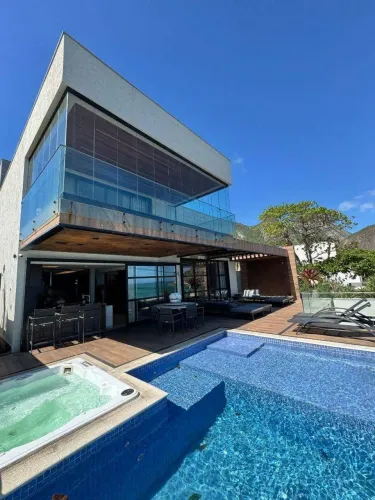 Casa beira-mar deslumbrante em Itacoatiara - 4 suítes, lazer completo e vista eterna para