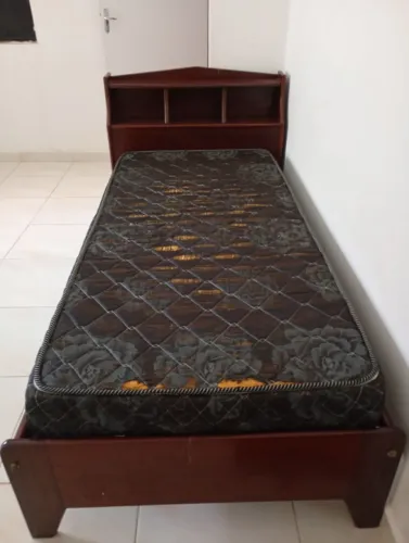 Cama de solteiro em madeira e colchão 