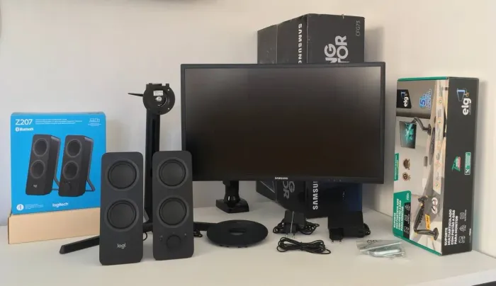 Monitor Samsung QLED (144hz, 1ms, Curvo, 24 polegadas) & Caixa de som Logitech Z207<br>