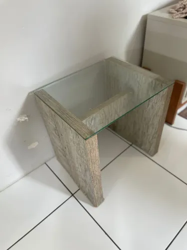 VENDO MESA LATERAL COM TAMPÃO DE VIDRO