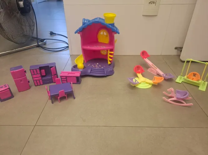 kit de brinquedos infantis com casinha, móveis e parquinho.