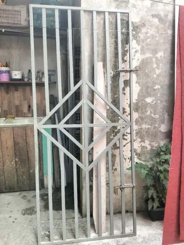 Vende se um portão de Metalon estado de novo 