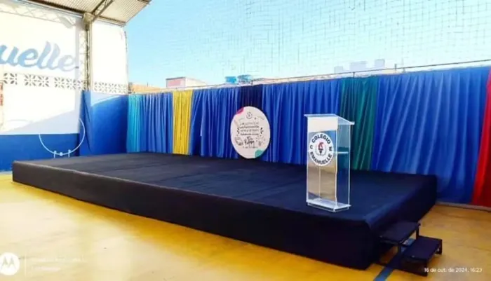 Palco, tendas, tablados, passarela e gradil.
