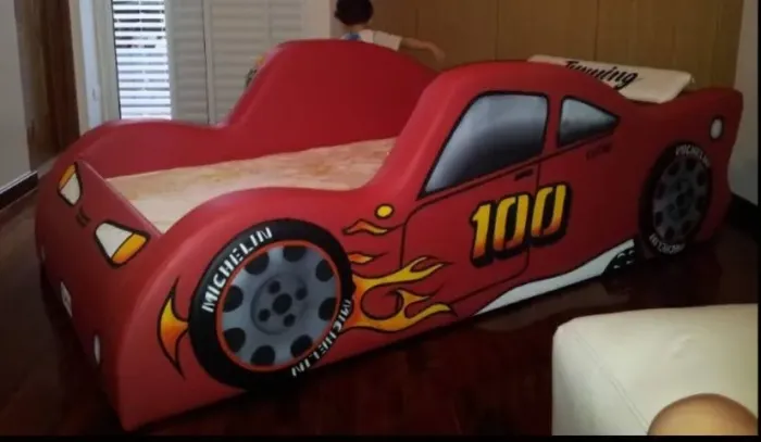 Cama carro Racing totalmente estofada. Em excelente estado de conservação. Linda!