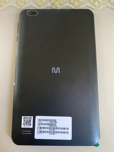 Vende-se um tablet, novo, 1 cabo USB, 1 guia, com capinha, tablet da cor preta.