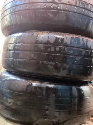 Pneu e jante com calotas quatro furos ?