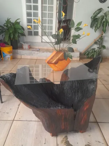 Mesa feito de tronco artesanal