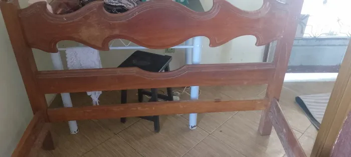 Vendo Cama de Madeira Maciça