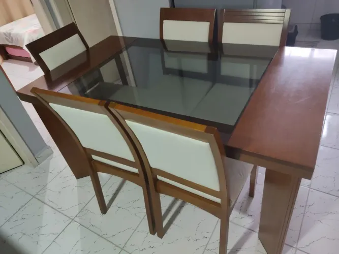 Mesa em madeira com 6 cadeiras