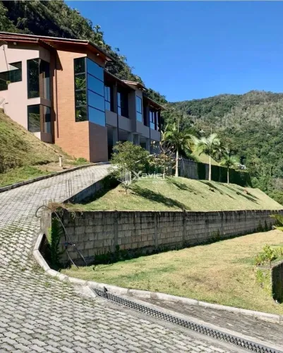 Sítio de Alto Padrão com 33.000 m² à Venda em Vargem Alta/ES - 3 Suítes, 400 m² Construído