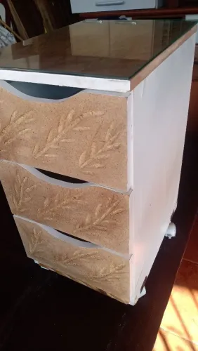 Gaveteiro com gavetas e rodinhas