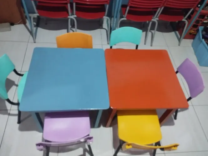 Vendo conjuntos de mesas com cadeiras escolares