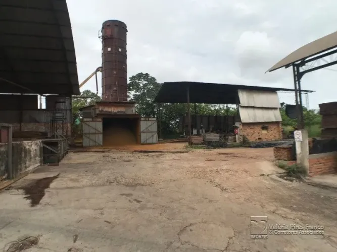 AMPLO TERRENO DE 28.000 M²!!