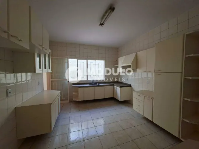Casa residencial disponível para locação no bairro Santa Mônica.
