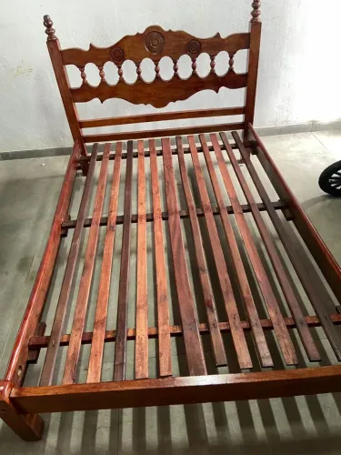 Cama Casal maciça - Madeira de lei.