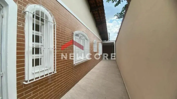 Casa em Rua Américo Vespúcio - Aviação - Praia Grande/SP