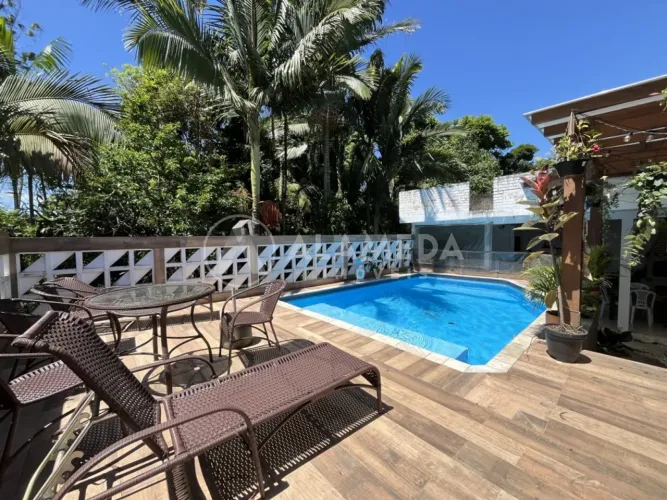 Casa com piscina disponível para venda no Bairro Salto do Norte, Blumenau/SC.