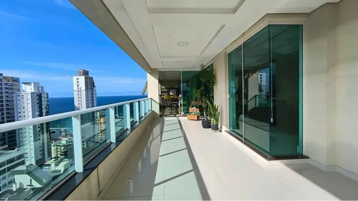 Apartamento com 5 suítes, Vista Mar (meia praia) em Itapema