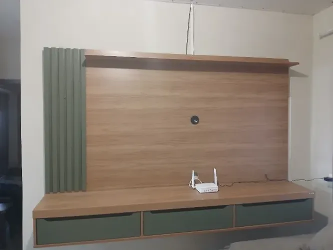 Painel para TV com Rack Suspenso - MDF Amadeirado e Verde - Excelente Estado