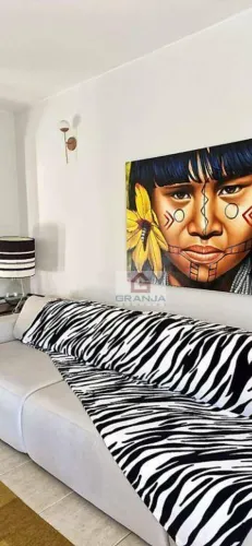 Charmosa Casa em Estilo Normando com Edícula e Amplo Quintal em Condomínio Privilegiado