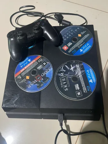 Vendo Ps4 3 jogos 1 controle e cabos