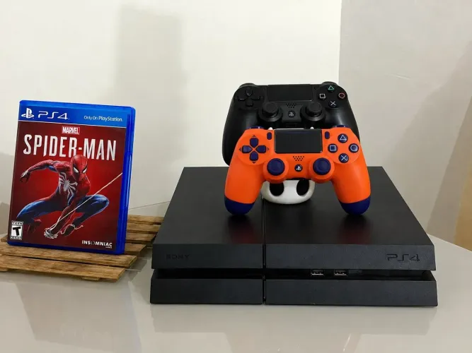 Ps4 Fat acompanha dois controles e um jogo