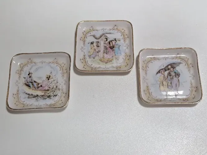Lote 3 Mini Pratos Decorativos Porcelana SALER 7cm Vintage - Cena Galante- Ótimo estado!