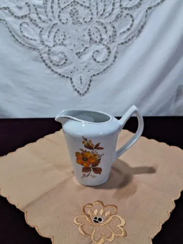 Antiga cremeira Porcelana pozanni 