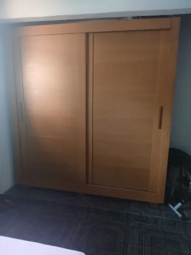 Guarda roupa  duas portas,  quatro gavetas   e nichos 