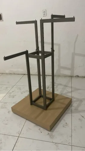 Expositor com 4 cabideiros móvel