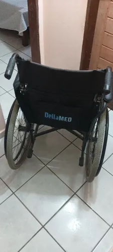 Cadeira de roda super marca da Dellamed