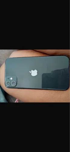 Vendo iponhe 11 semi novo com caixa 64 bb apenas alguns aranhão na tela