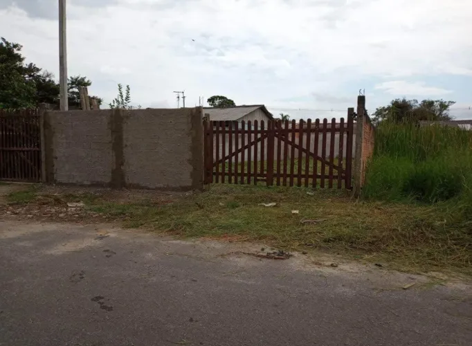 Terreno murado em bairro asfaltado
