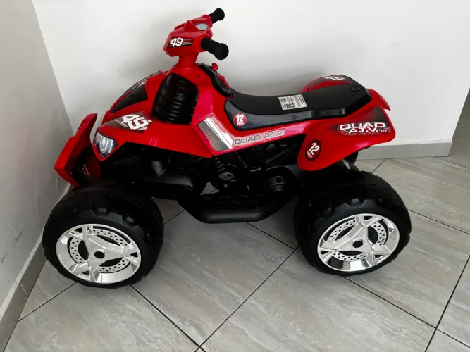 Quadriciclo elétrico infantil 