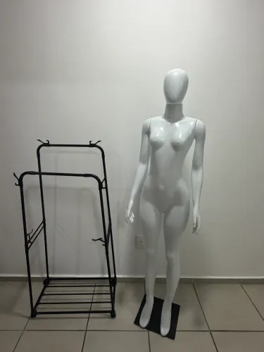 Manequim e arara