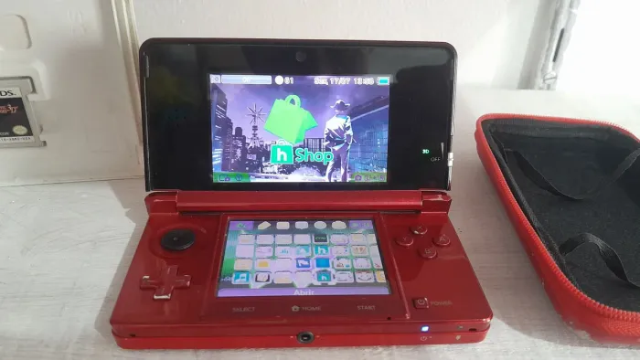 3DS OLD(DESBLOQUEADO)+2 midia fisica(ZELDA,R.E)