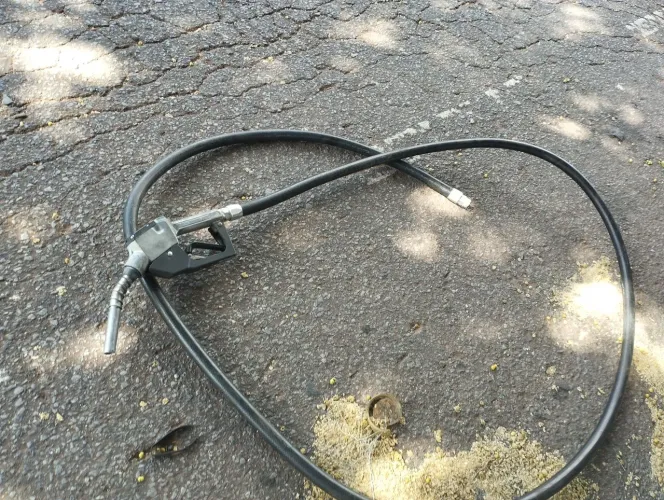 Bico antigo com mangueira bomba de combustível.