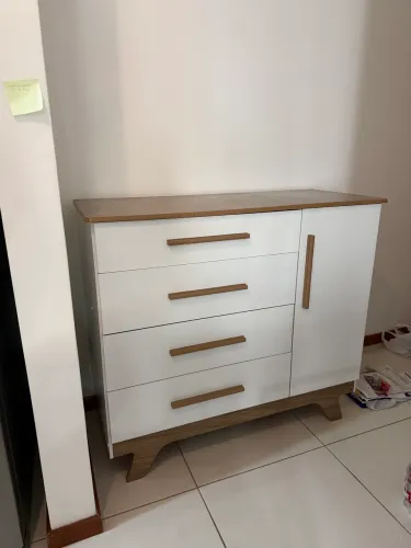 Cômoda com gavetas e porta