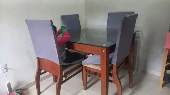 Mesa quadrada com tampo de vidro e 4 cadeiras