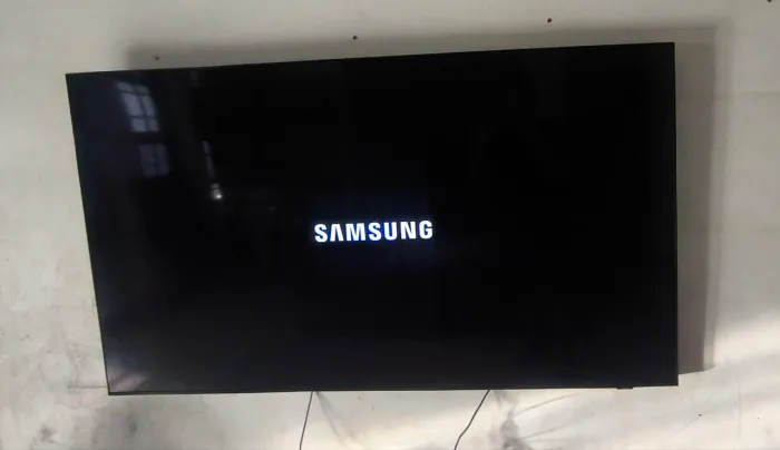 SAMSUNG Smart TV de 75" da linha Crystal UHD 4K
