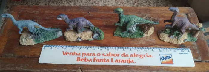 Mini dinossauro em resina