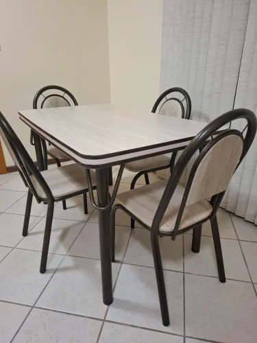 Vendo mesa com 4 cadeiras