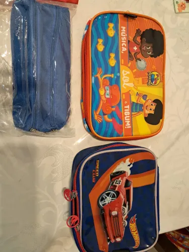 Estojo Três Palavrinhas , Hotwheels e outro.