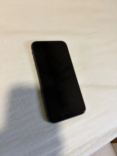iPhone 11, 64 GB, original (com caixinha e cabo original), sem qualquer avaria.