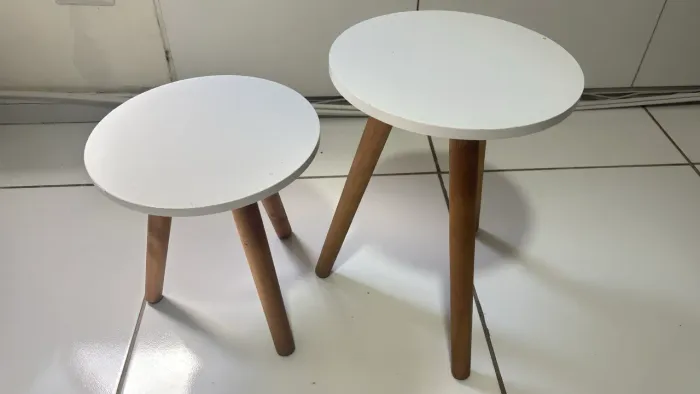 Conjunto de Mesinhas Canto E A poio. Pe Palito Madeira Tripé. Porta quadros e objetos.