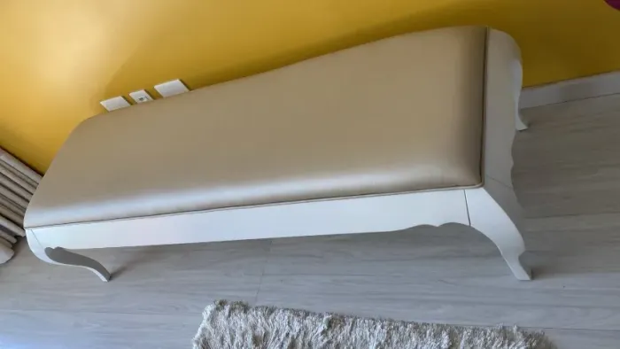 Recamier Provençal Branco com Estofado Bege - Elegante e Decorativo