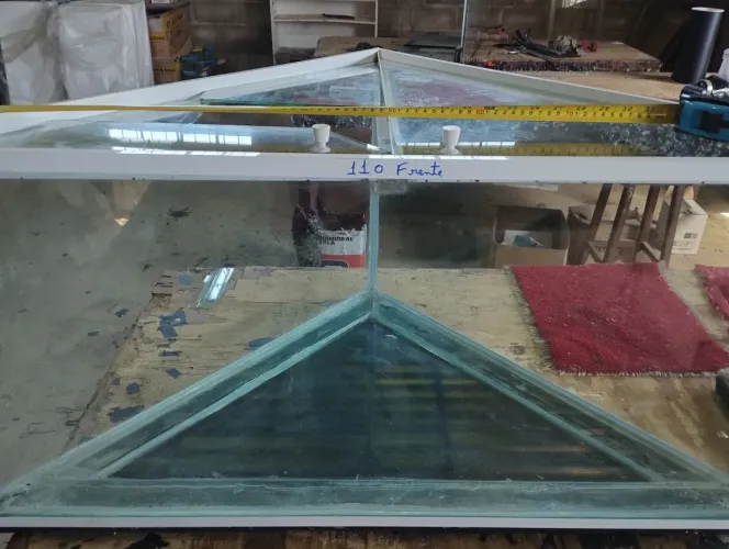 Vendo um aquário triangular 